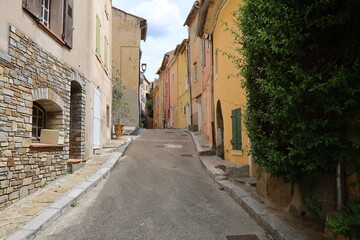 Fototapeta premium Ruelle dans la vieille ville, ville de Bormes les Mimosas, département du Var, France