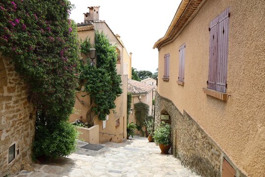 Ruelle dans la vieille ville, ville de Bormes les Mimosas, d&eacute;partement du Var, France