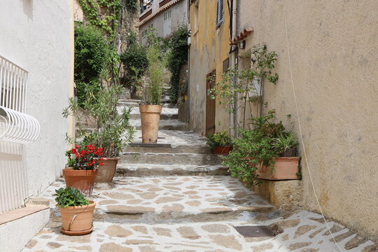Ruelle dans la vieille ville, ville de Bormes les Mimosas, d&eacute;partement du Var, France