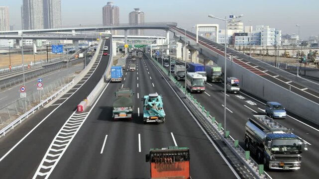 首都高速東雲JCT付近を走る車