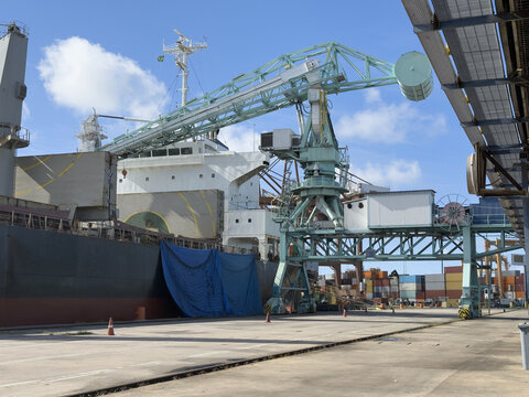 eco friendly modern electrical wheat unloader with conveyor belt system. no harmful repercussions, no dust, no losses or scattering  of cargo. modern port equipment