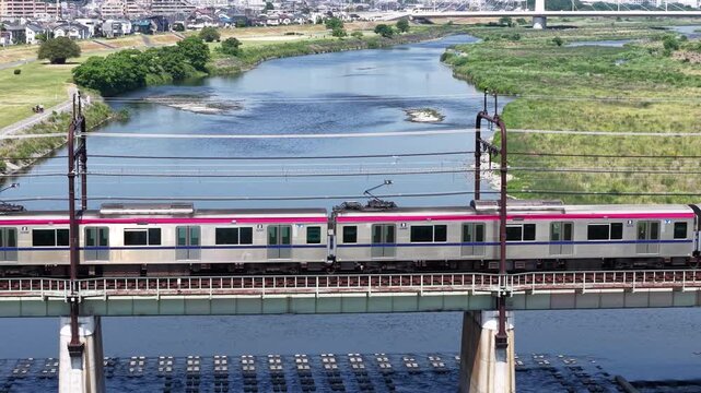 川を渡る電車