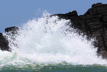 Obraz premium 海の岸壁の波と飛沫