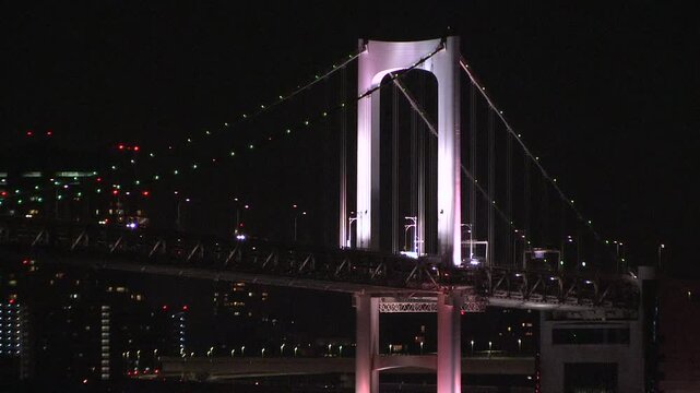 レインボーブリッジ橋桁と通過車両