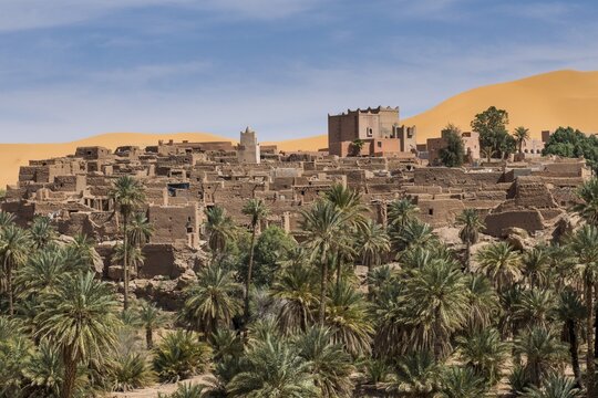 Overlook over the oasis of Taghit with sand dunes, western Algeria, Algeria