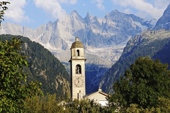Church in the mountain village of Soglio, at back the Bondasca group with Sciora, Piz Cengalo and Piz Badile, Bergell Valley, Val Bregaglia, Engadin, Graubuenden, Grisons, Switzerland, Europe