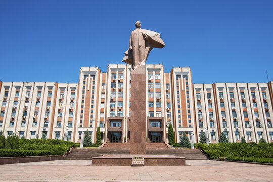 Transnistria parliament building with statue of Vladimir Lenin, Tiraspol, Transnistria, Moldova