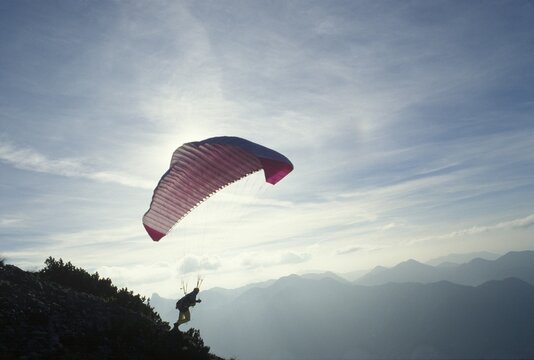 Starting Paraglyder Wallberg Upper Bavaria Germany