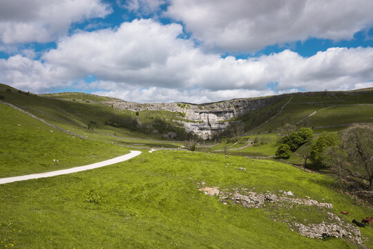 malham cove yorkshire dales national park