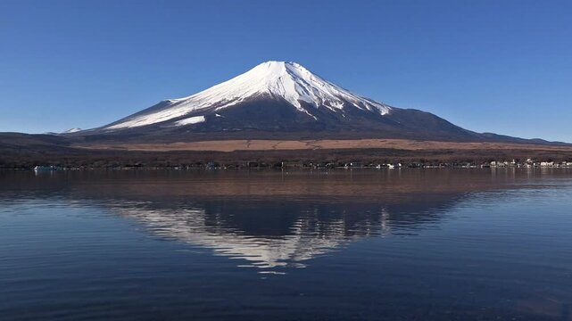 水面に映る山」の写真素材 | 5,382件の無料イラスト画像 | Adobe Stock
