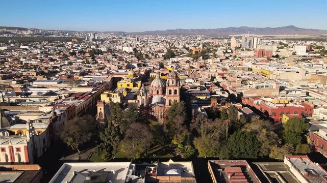 Vista a&eacute;rea del Templo de San Francisco y el centro hist&oacute;rico de San Luis Potos&iacute; por la ma&ntilde;ana, M&eacute;xico