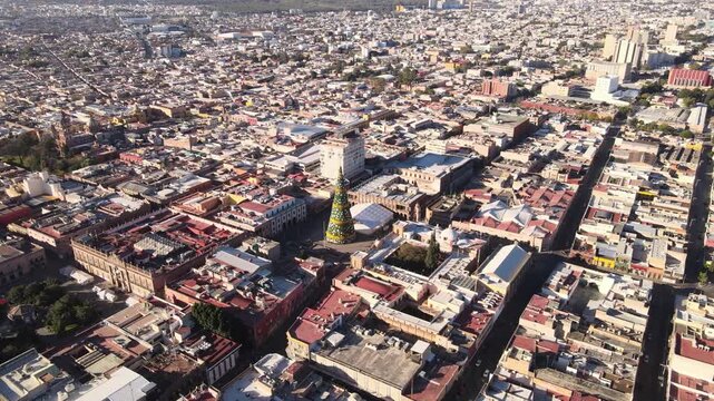 Vista a&eacute;rea de la Plaza de Fundadores con &aacute;rbol de Navidad en el centro hist&oacute;rico de San Luis Potos&iacute;, M&eacute;xico