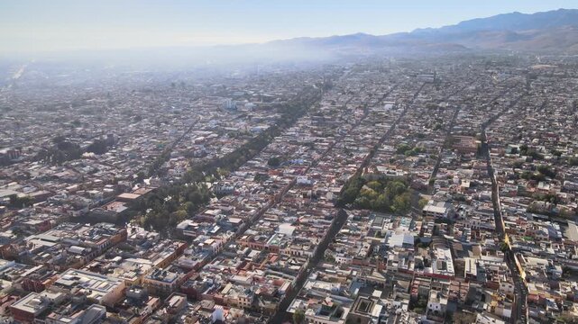 Vista a&eacute;rea de la Calzada de Guadalupe y el paisaje urbano matutino de San Luis Potos&iacute;, M&eacute;xico