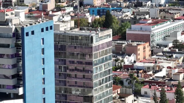 Vista a&eacute;rea de edificios de oficinas y distrito financiero en la Avenida Carranza al atardecer, San Luis Potos&iacute;, M&eacute;xico