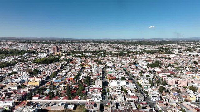 Vista a&eacute;rea panor&aacute;mica de la zona comercial y residencial de la ciudad de San Luis Potos&iacute;, M&eacute;xico
