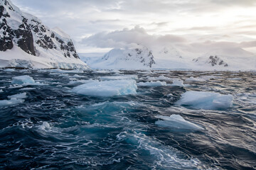 Fototapeta premium Frozen Arctic Ocean Landscape