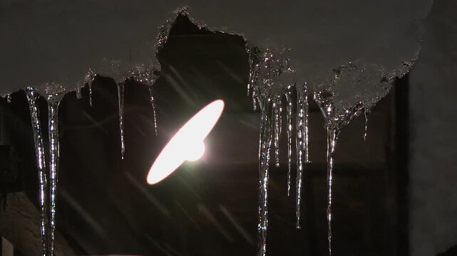 白川郷の合掌集落の街灯とつらら
