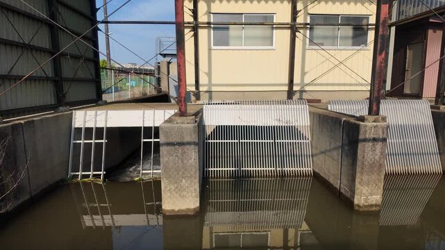 小さな水門(水の音あり) 治水の要所。水路の風景