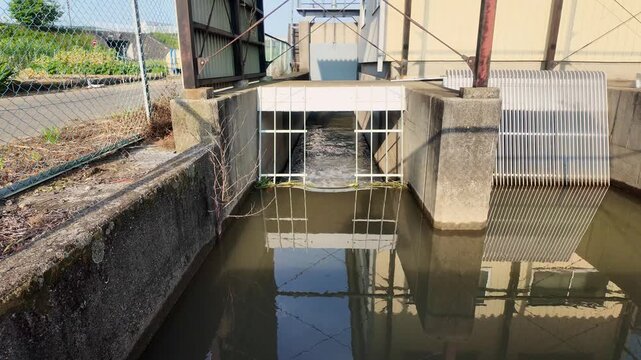 小さな水門(水の音あり) 治水の要所。水路の風景