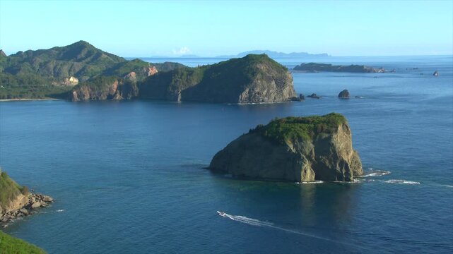 小笠原父島の三日月山展望台・ウェザーステーションから母島方向を展望する