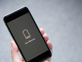 スマホに表示されたバッテリー切れの案内表示 (画面内はオリジナルデザイン) © Keyglad