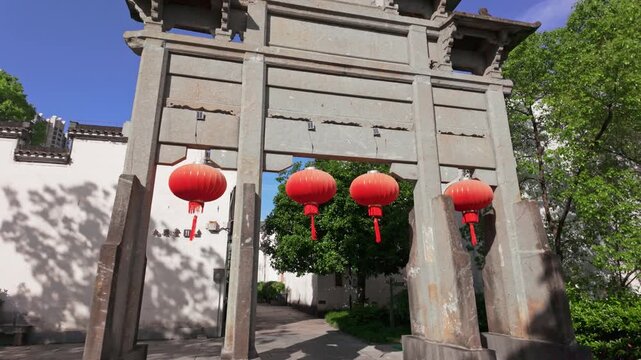 The scene of red lanterns hanging in the ancient memorial?archway