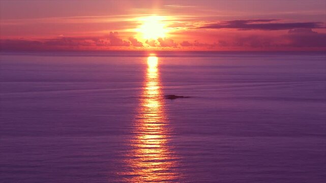 小笠原父島の 三日月山展望台・ウェザーステーションから見る夕陽