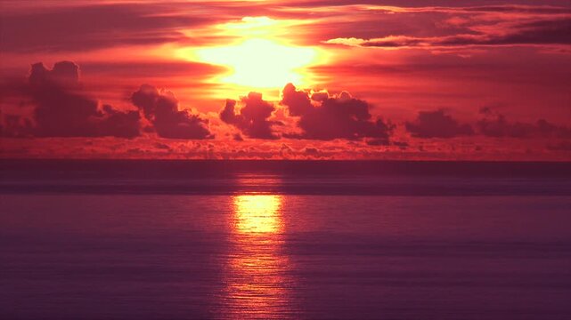 小笠原父島の 三日月山展望台・ウェザーステーションから見る夕陽