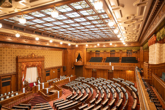 国会議事堂：重厚で厳かな参議院本会議場の内観風景