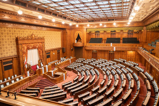 国会議事堂：重厚で厳かな参議院本会議場の内観風景