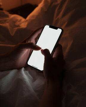 夜のベッドでスマホを見る女性のリラックスタイム