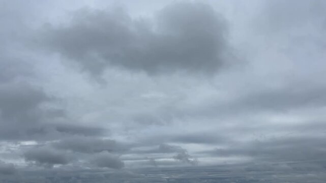 雲の流れが早い曇天の空