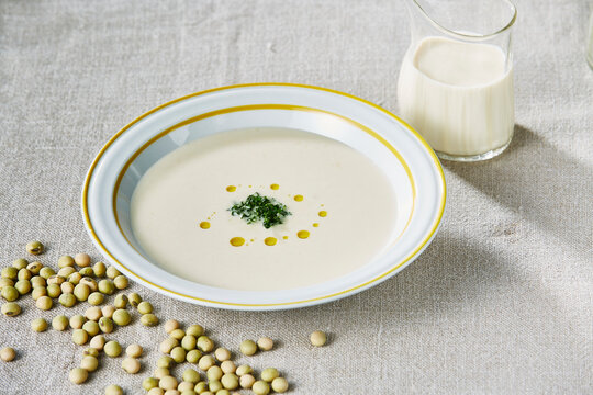 豆乳のポタージュスープとオリーブオイルの飾り
