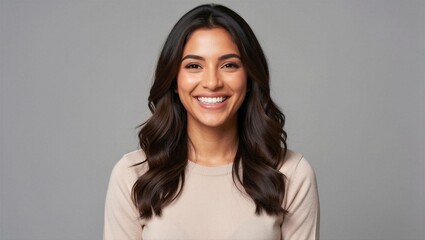 Obraz premium Young woman smiling directly at camera in studio portrait