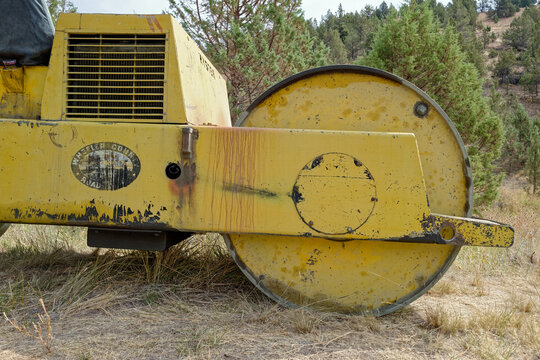 Twickenham, OR, USA - September 10, 2025: The drum and engine compartment of a Hyster Smooth Drum Roller parked in the grass