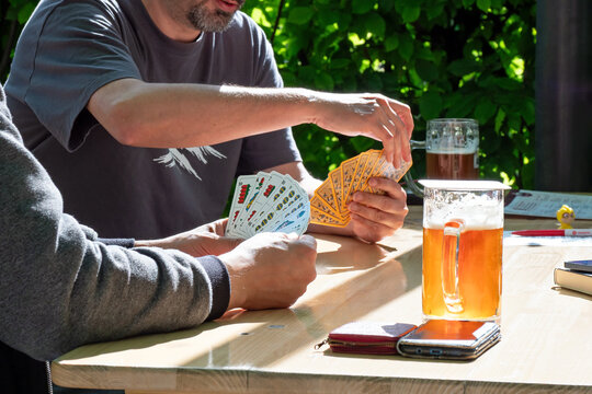 M&auml;nnerabend im Biergarten - Auszeit beim Kartenspielen - Freizeitaktivit&auml;t in geselliger Runde