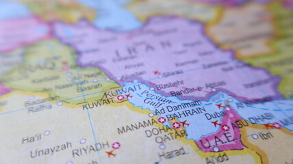 Obraz premium Close-up of a world map showing Iran, Kuwait, Qatar, Bahrain, UAE, and Saudi Arabia, highlighting the Persian Gulf region.