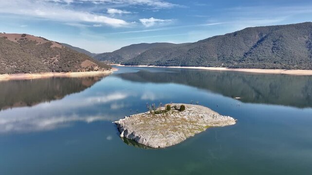 Spectacular aerial footage of Lake Burrinjuck NSW Australia