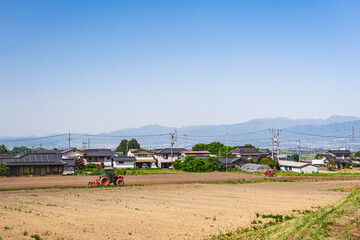 朝日村の閑静な田園風景と遠くの山々 © kikisora
