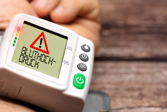 Blutdruckmessger&auml;t am Handgelenk und Hinweis auf Bluthochdruck