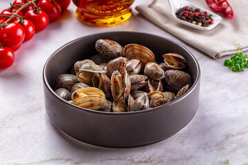 Steamed vongole clams with spices © Andrei Starostin