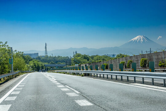 青空の下を走る高速道路と右前方に見える富士山の絶景
