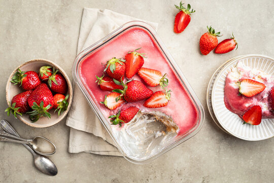 tiramisu &agrave; la fraise fait maison g&acirc;teau dessert mascarpone coulis de fruit