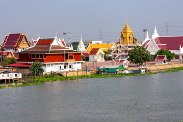 Fototapeta premium Barges, Boats and Temples at Chaopraya River Bangkok
