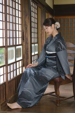 浴衣を着た若い女性