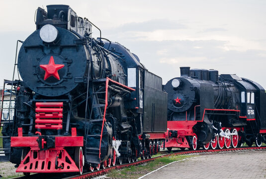 Historical steam locomotives of the LV (Steam Locomotive LV) and SO (Sergo Ordzhonikidze) series are part of the exhibition at the Russian Steam Locomotive Museum in Nizhny Novgorod. In the background