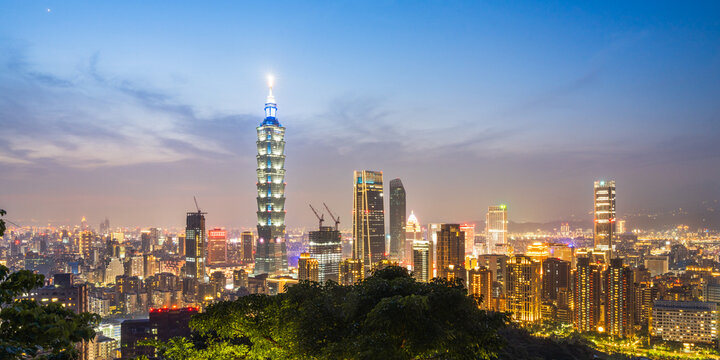 Panorama of financial district skyline at dusk, Taipei, Taiwan