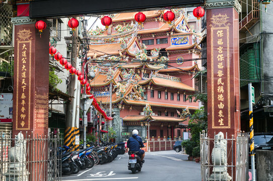 Entrance gate to Yonghe Baofu temple, Taipei, Taiwan