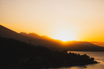 Obraz premium Golden sunset over coastal hills