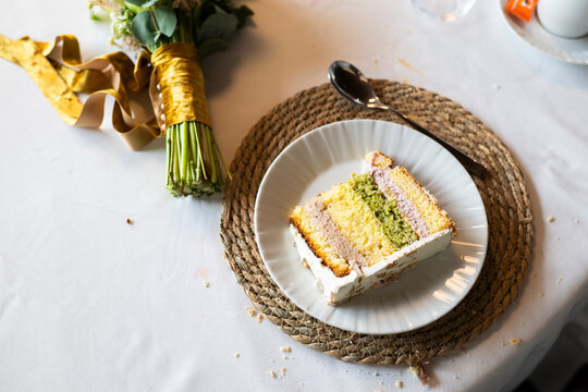 Postres en una ceremonia de Boda, tarta y pastelitos y regalos